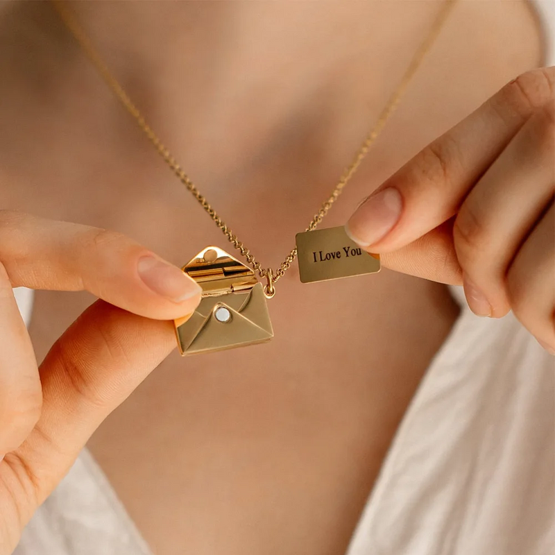 Collier Lettres d'Amour Personnalisable - Gravez la phrase que vous souhaitez sur le pendentif - Acier inoxydable - PROMOTION SPÉCIALE NOËL 50% DE RÉDUCTION + Livraison Gratuite !