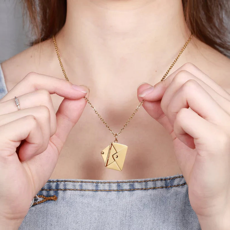 Collier Lettres d'Amour Personnalisable - Gravez la phrase que vous souhaitez sur le pendentif - Acier inoxydable - PROMOTION SPÉCIALE NOËL 50% DE RÉDUCTION + Livraison Gratuite !